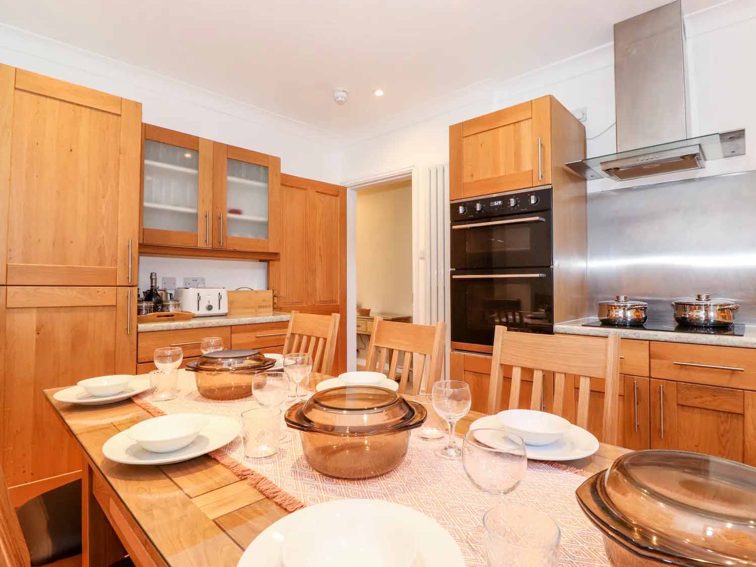 Kitchen & Dining