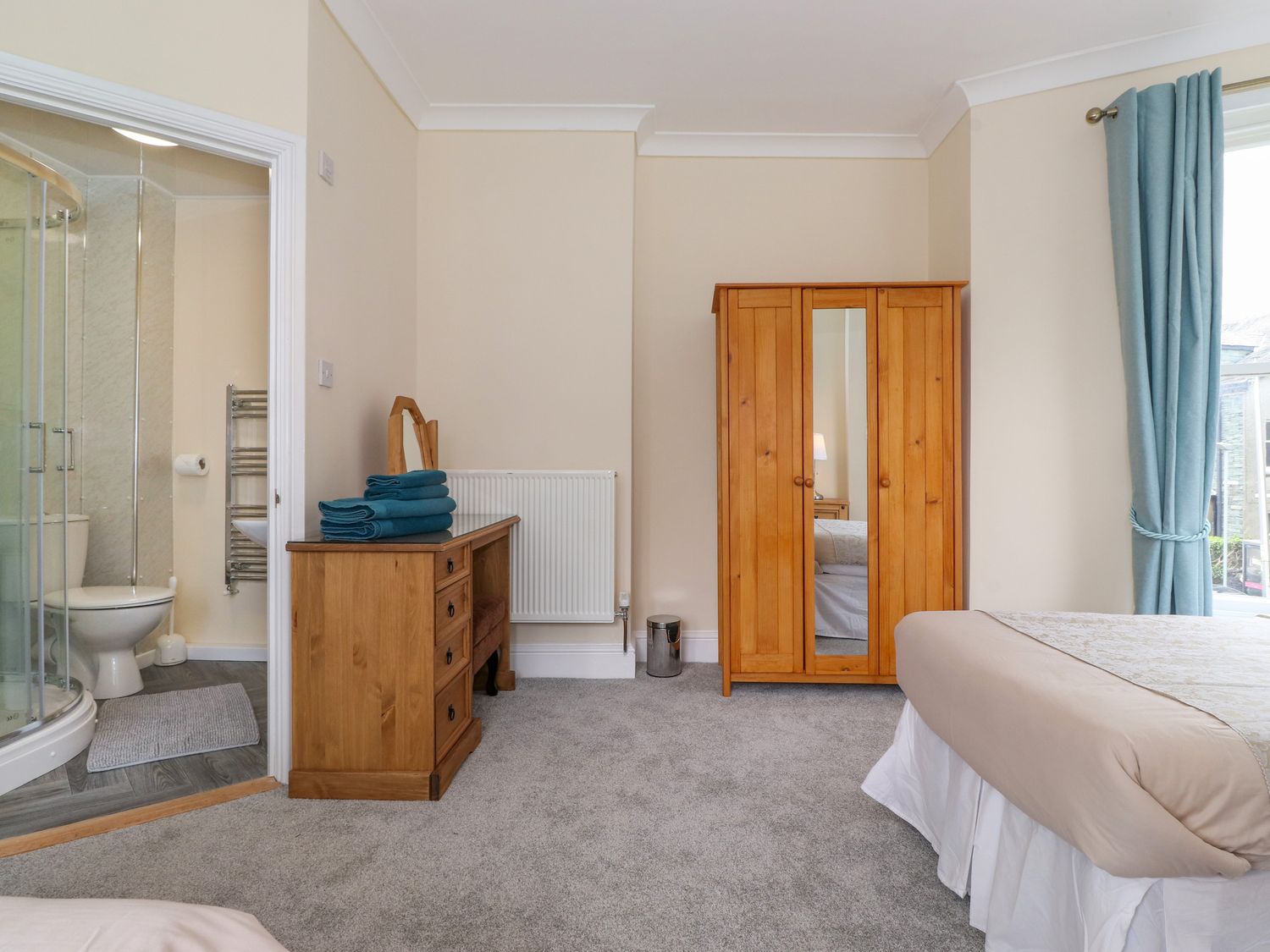 Bedrooms & Bathrooms