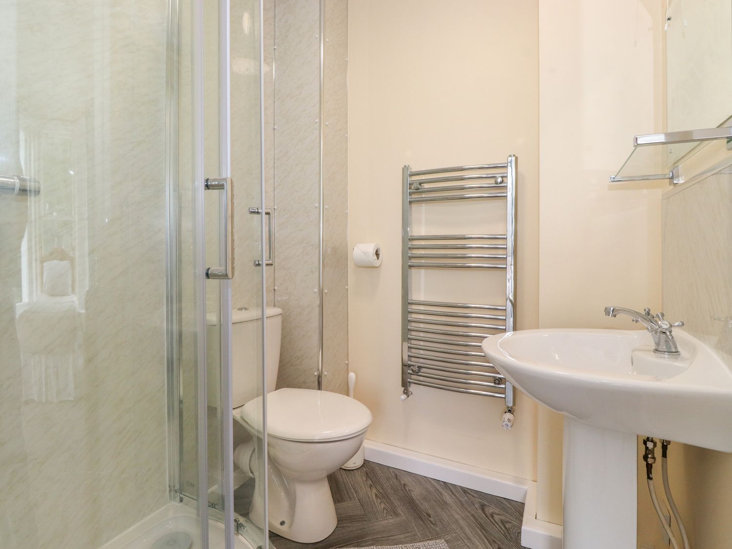 Bedrooms & Bathrooms