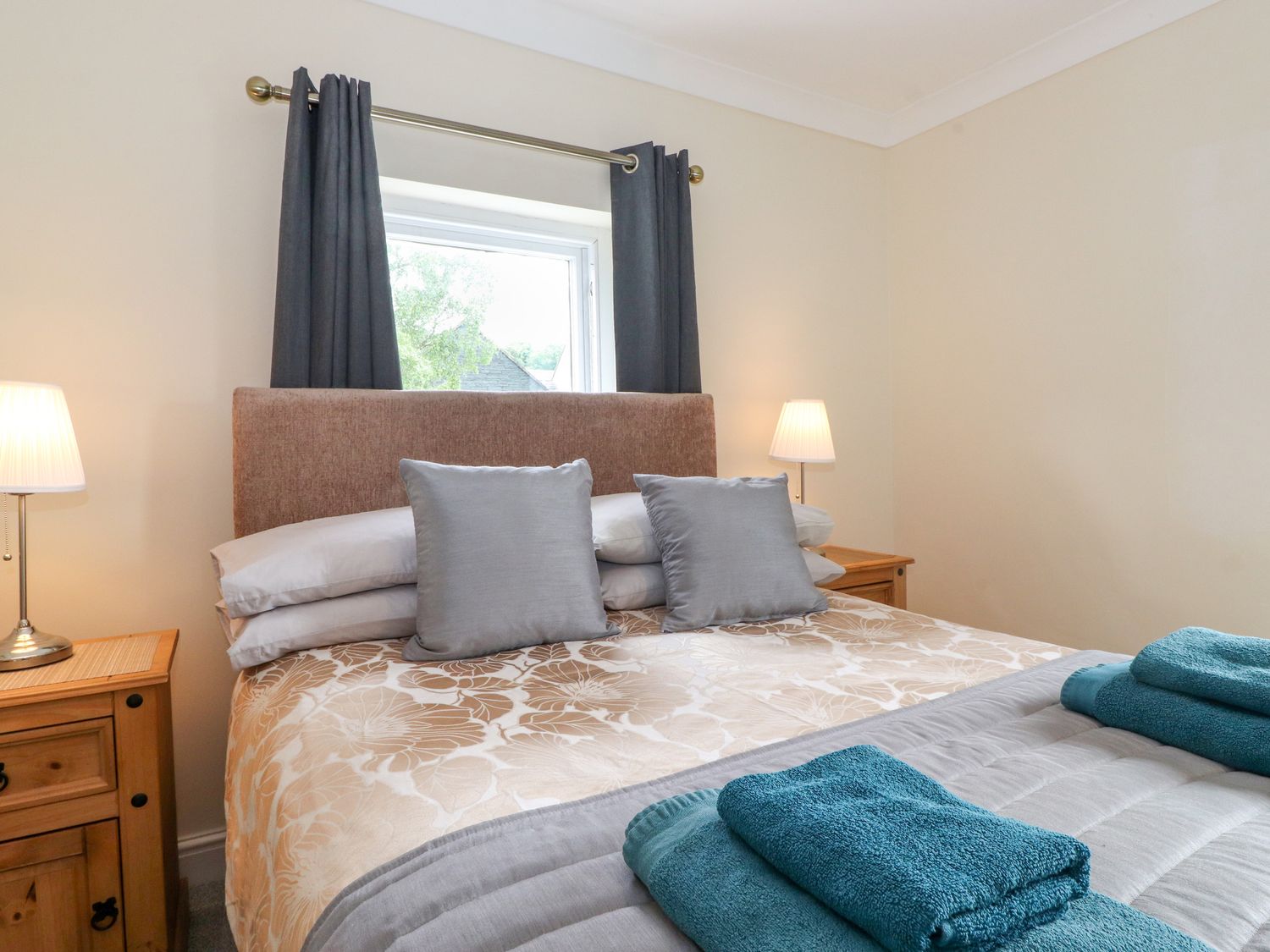 Bedrooms & Bathrooms