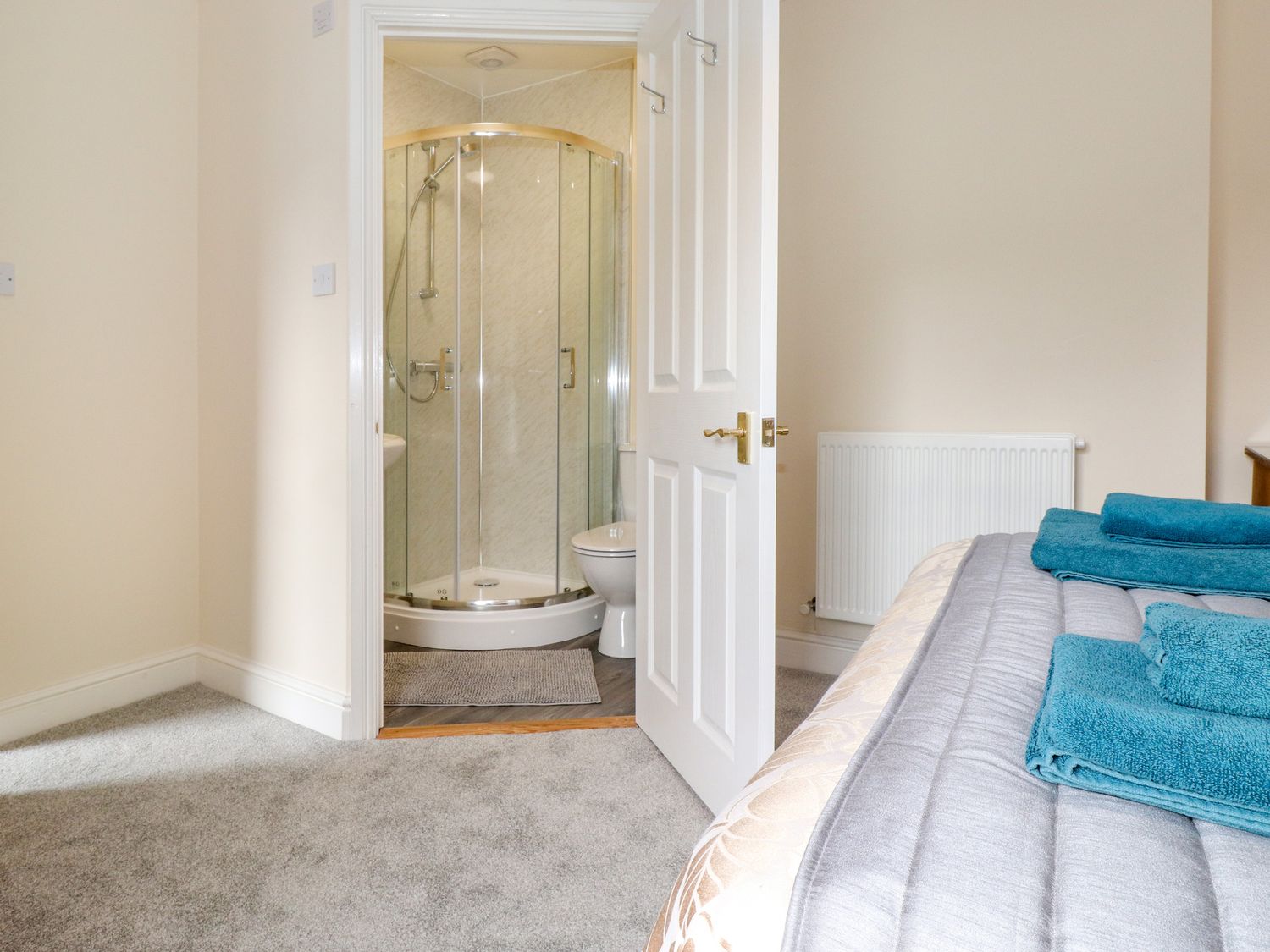 Bedrooms & Bathrooms