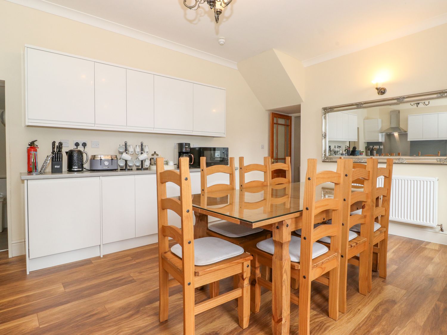 Kitchen & Dining