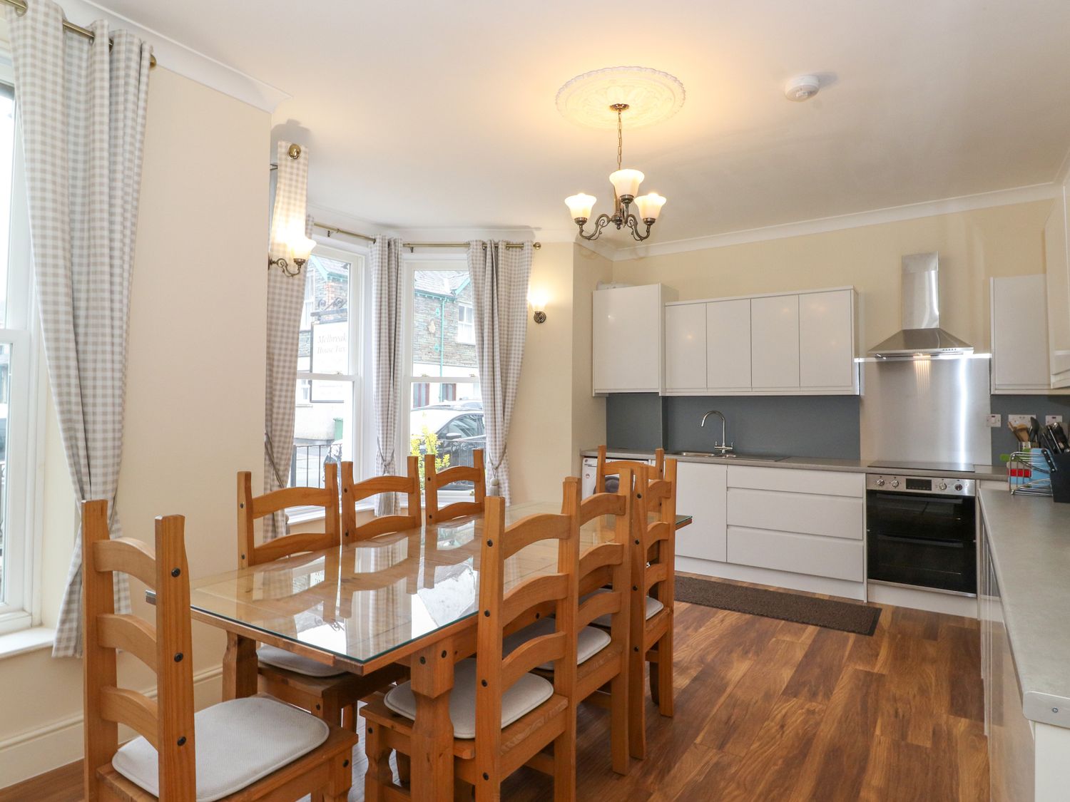 Kitchen & Dining