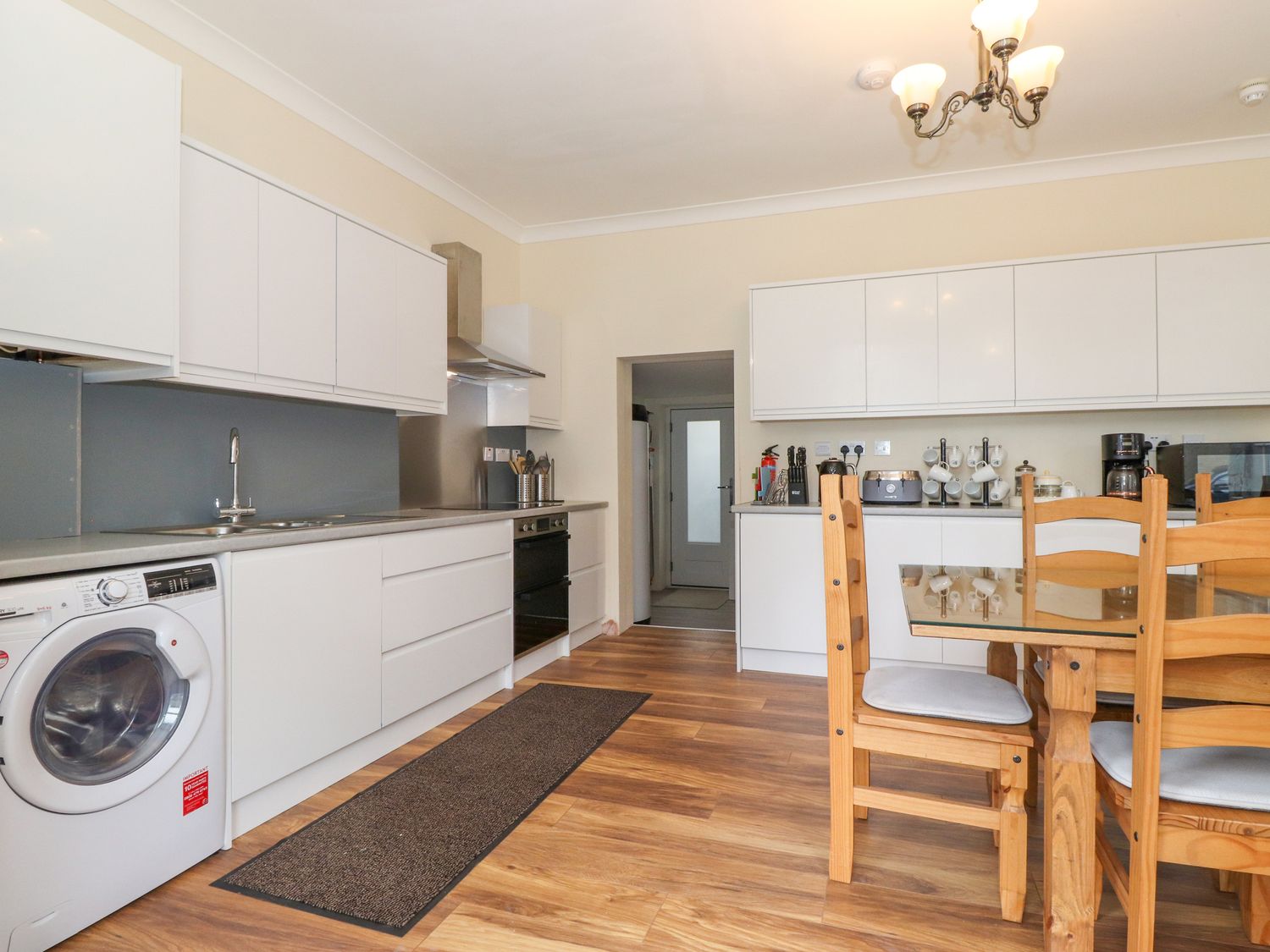 Kitchen & Dining