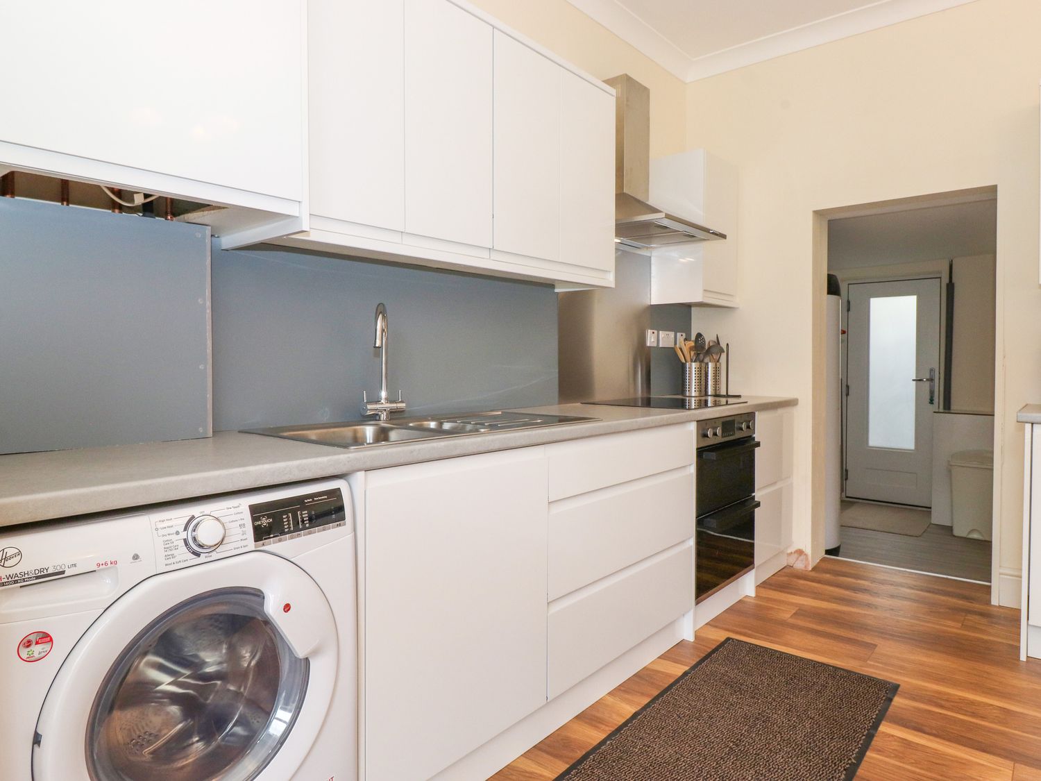 Kitchen & Dining
