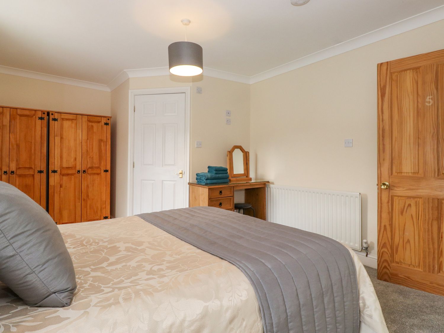 Bedrooms & Bathrooms