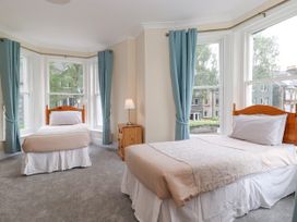 Bedrooms & Bathrooms